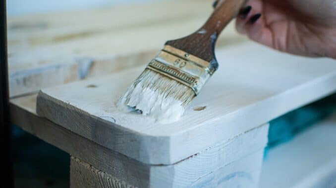 Cómo pintar un mueble de madera en blanco envejecido