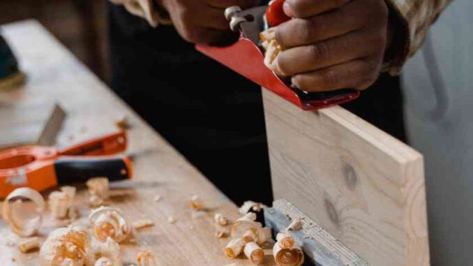 Cómo lijar madera sin lija 