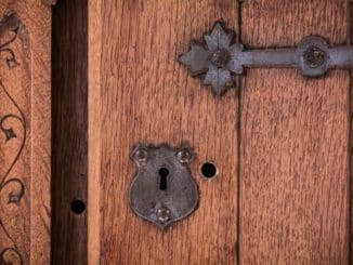 Cómo tapar agujeros en la madera