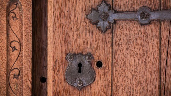 Cómo tapar agujeros en la madera