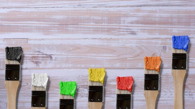 Cómo pintar un cabecero de madera antiguo
