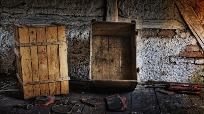 Cómo colgar cajas de madera en la pared