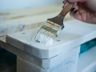 Cómo pintar un mueble de madera en blanco envejecido
