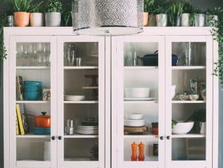 Cómo hacer una estantería de madera para tazas