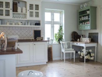 Estantes de madera para decorar y organizar baños y cocinas