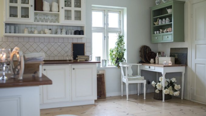 Estantes de madera para decorar y organizar baños y cocinas
