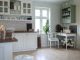 Estantes de madera para decorar y organizar baños y cocinas