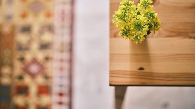 Cómo pintar una mesa de madera barnizada paso a paso