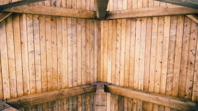Cómo pintar un techo de madera paso a paso